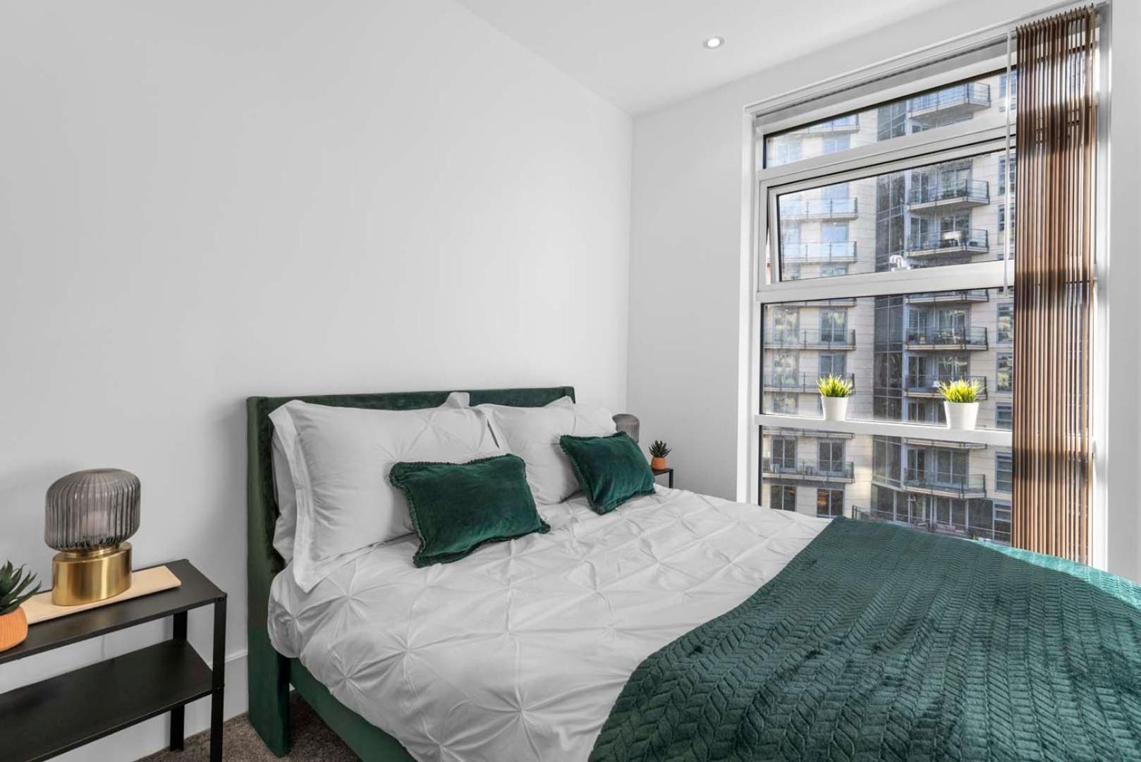 Elegant Thames-view 2-bed Haven Gym & Balcony * London