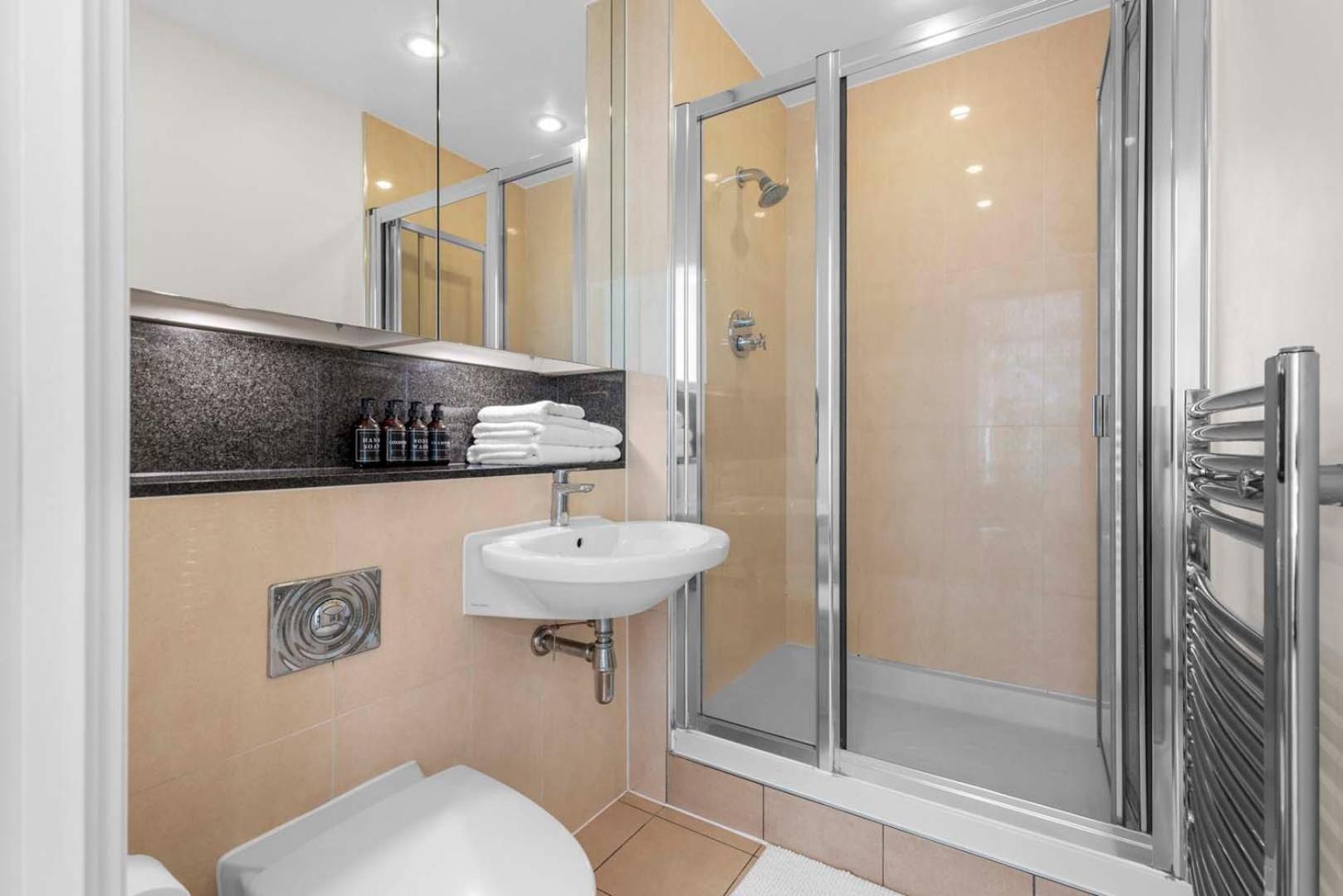 Elegant Thames-view 2-bed Haven Gym & Balcony London