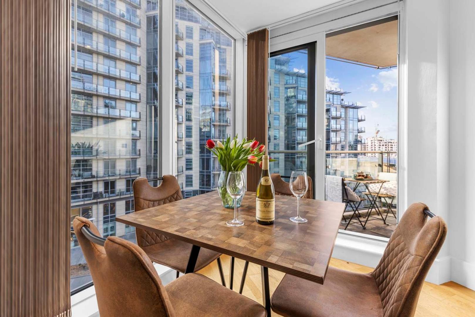 Elegant Thames-view 2-bed Haven Gym & Balcony