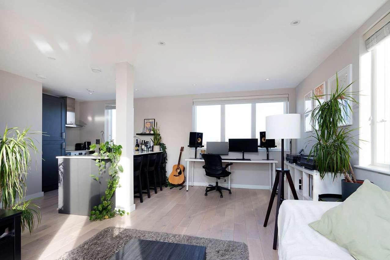 Charming & Modern Flat With Balcony London