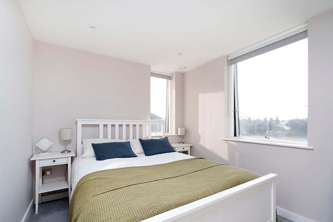 Charming & Modern Flat With Balcony Apartment London
