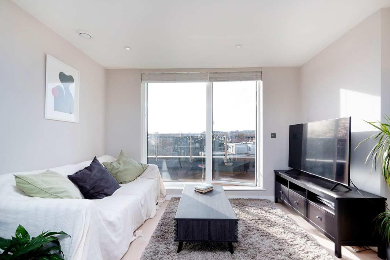 Charming & Modern Flat With Balcony