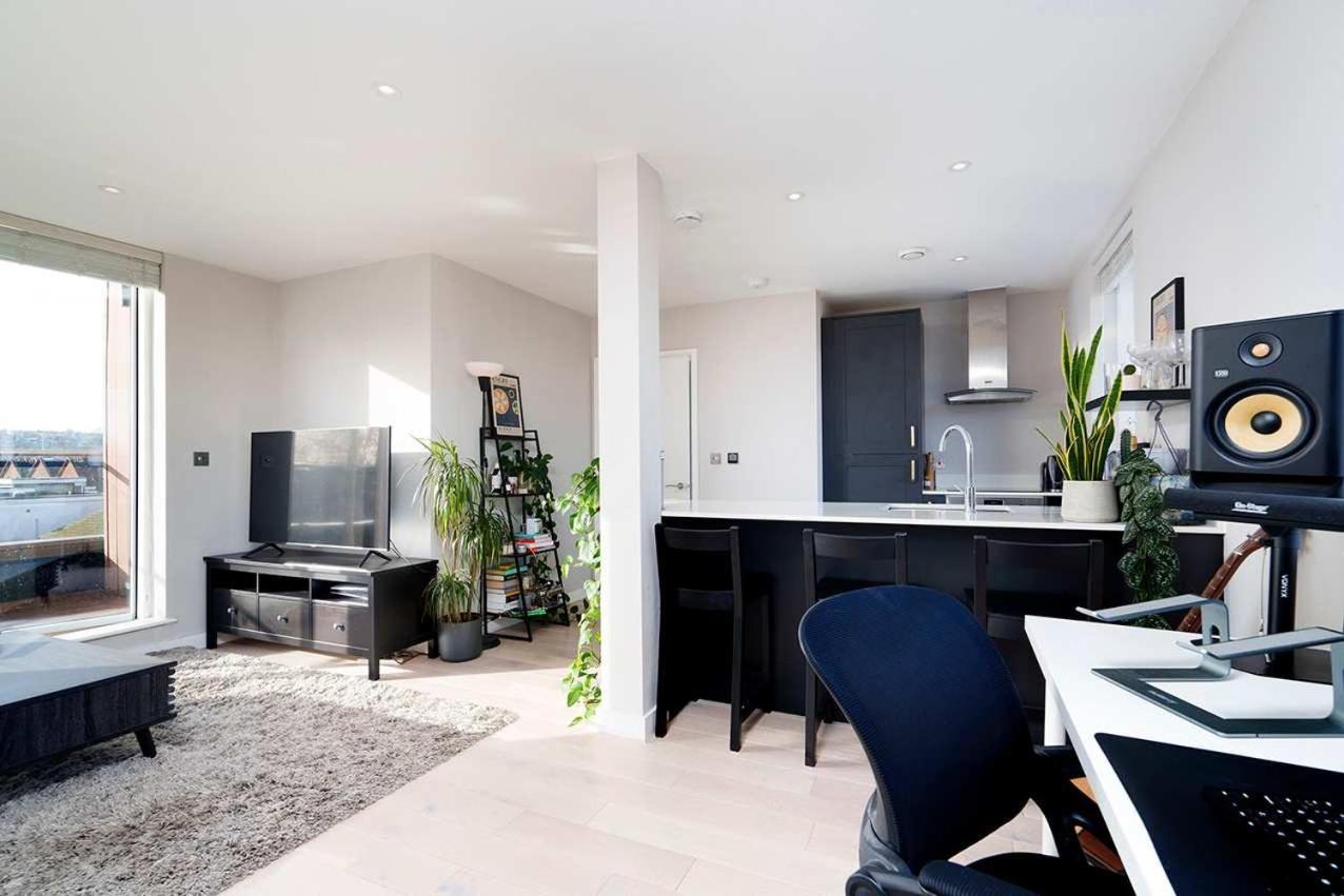Charming & Modern Flat With Balcony Apartment London