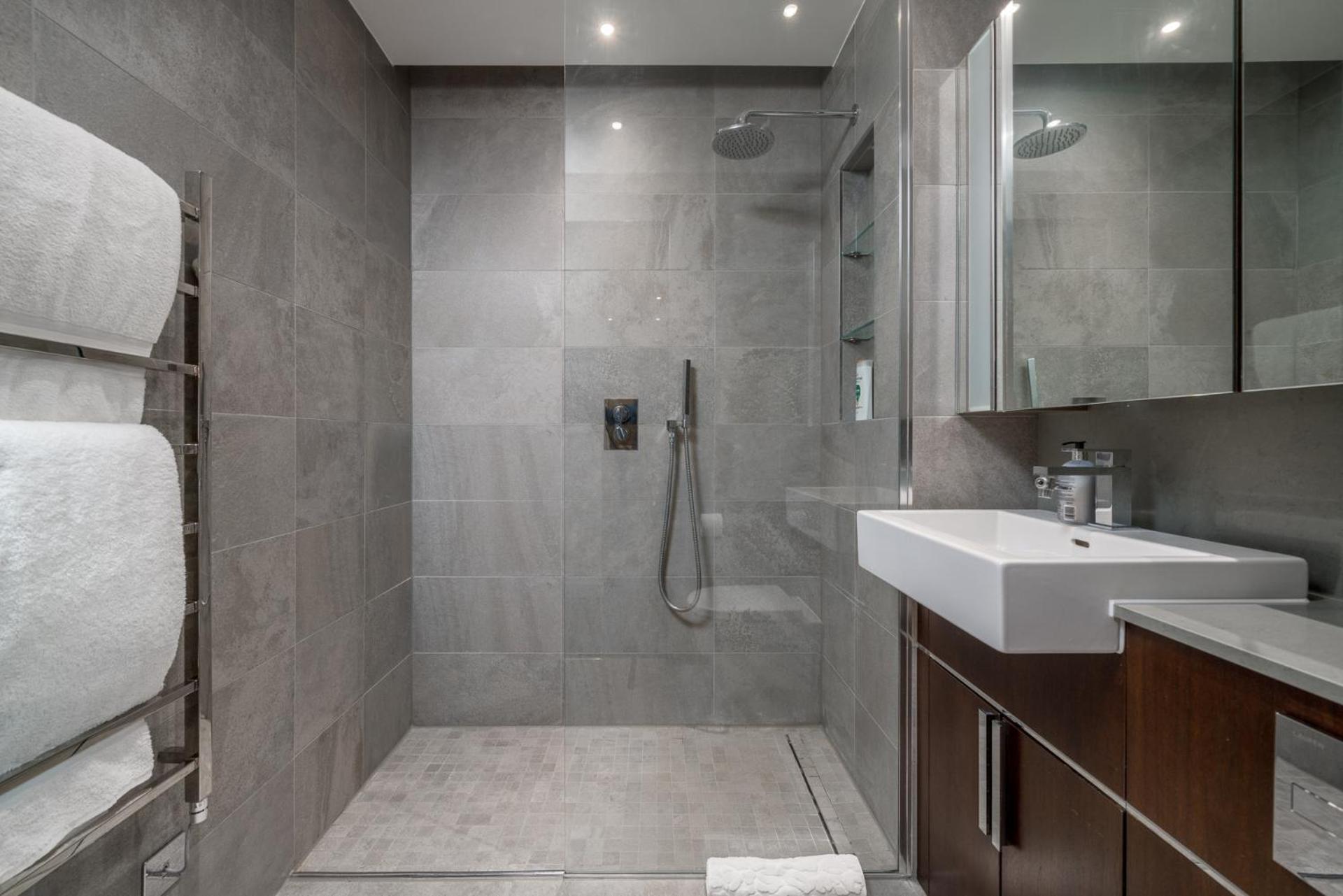 Appartement Riverfront Retreat In 2 Bed 2 Bath Londen