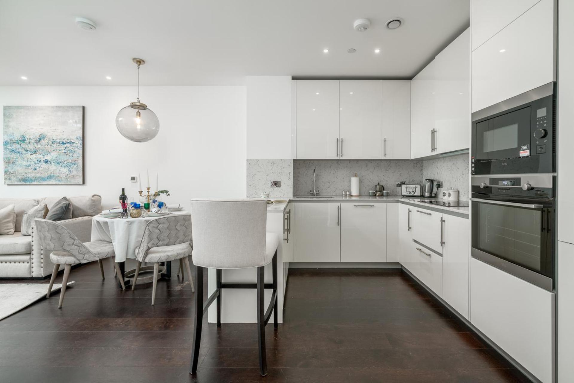 Appartement Riverfront Retreat In 2 Bed 2 Bath Londen