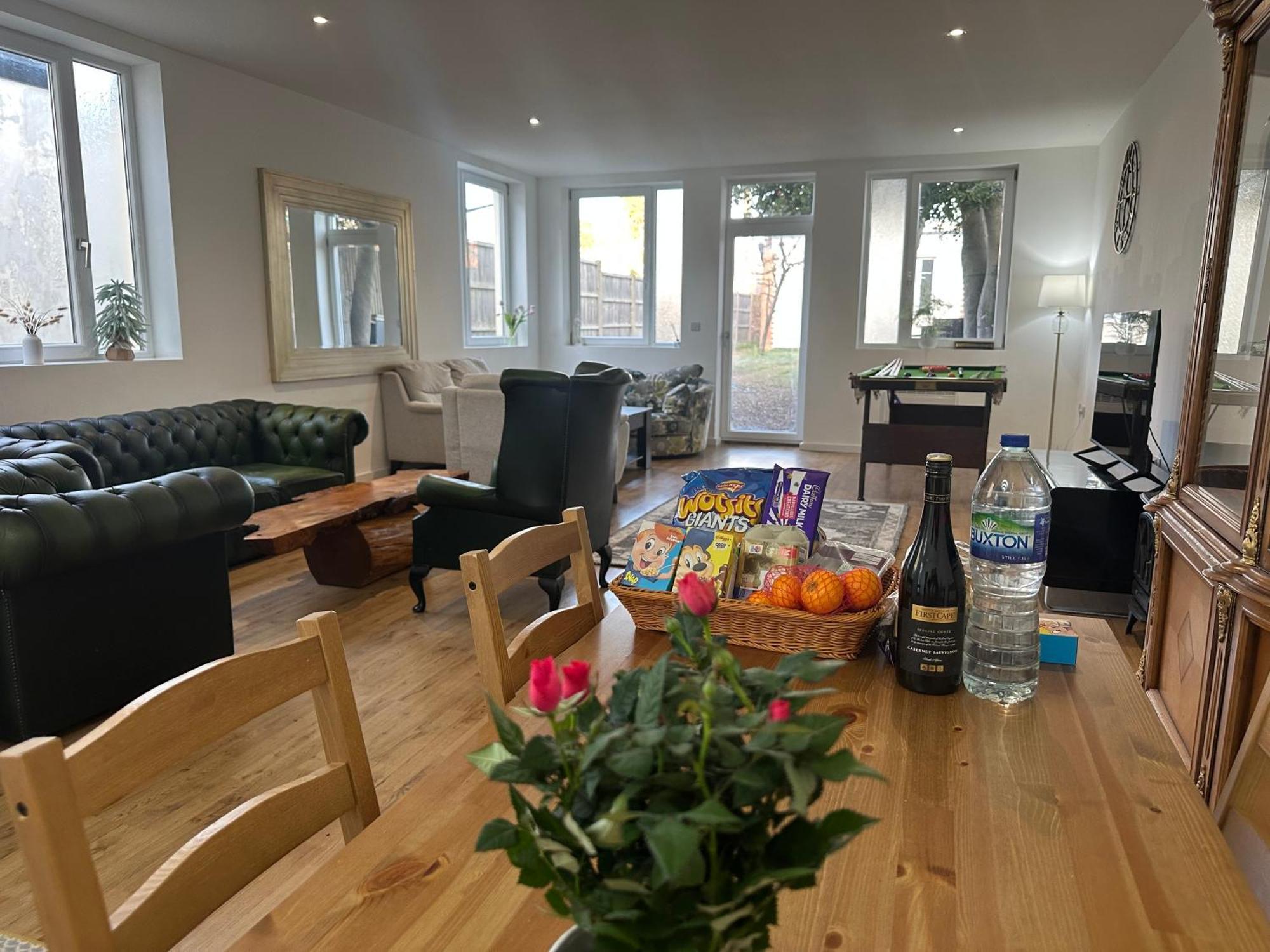 Сasa de vacaciones North A Spacious 7 Bedroom House Accommodating Up To 18 People Complete With Own Gym And Table Tennis Londres