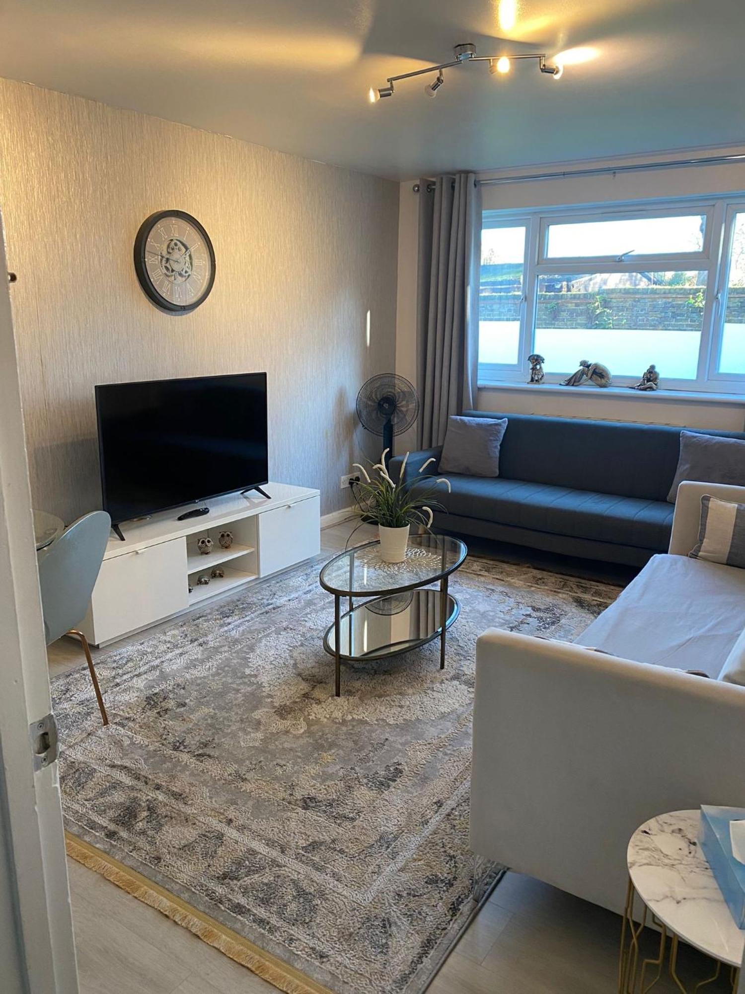 One Bedroom Flat In Chiswick W4 *