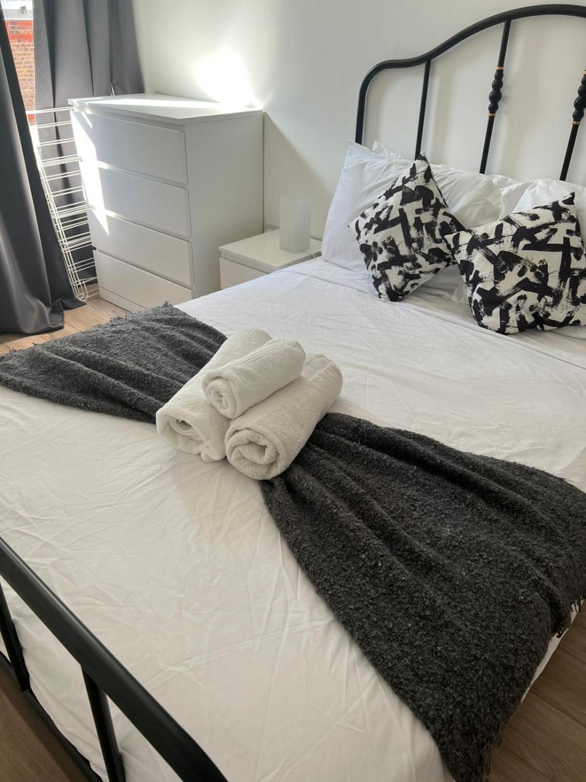 2-bed Flat On The Lively Old Compton St - Soho! London