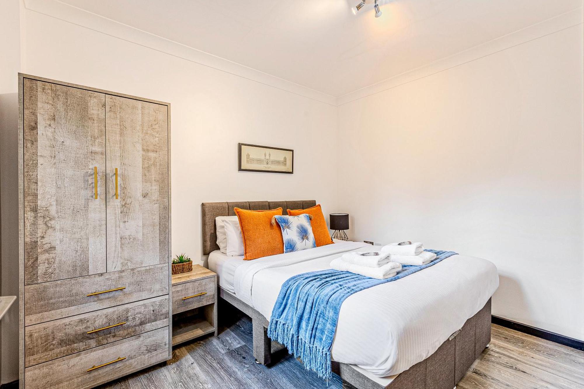 Langdon Apartments, Bouverie Place Apartment *