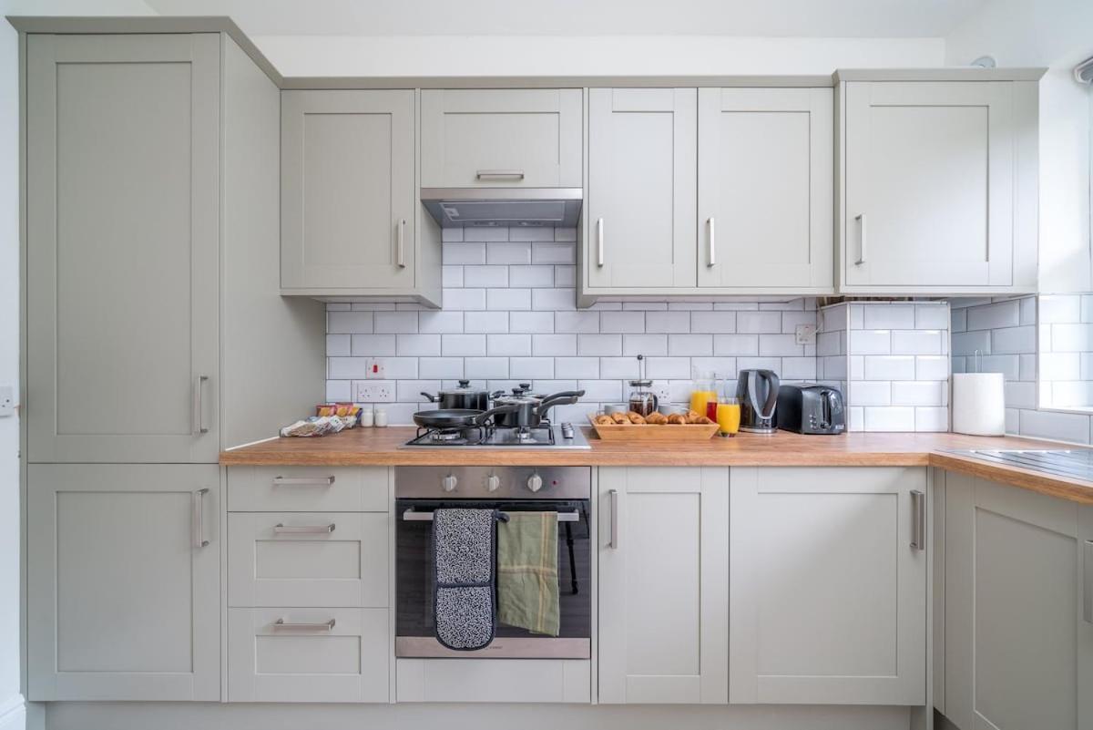 Spacious 2bed Flat Free Parking And Garden Apartment *