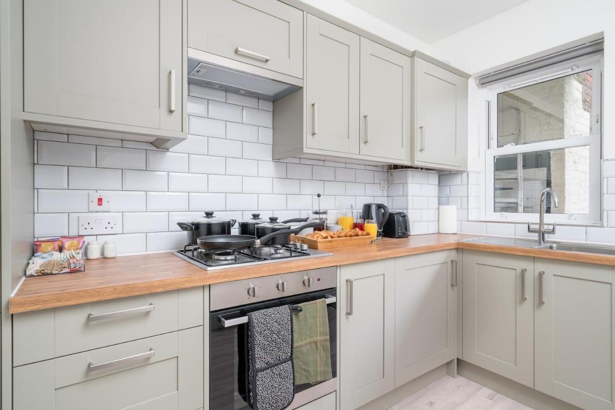Spacious 2bed Flat Free Parking And Garden Apartment