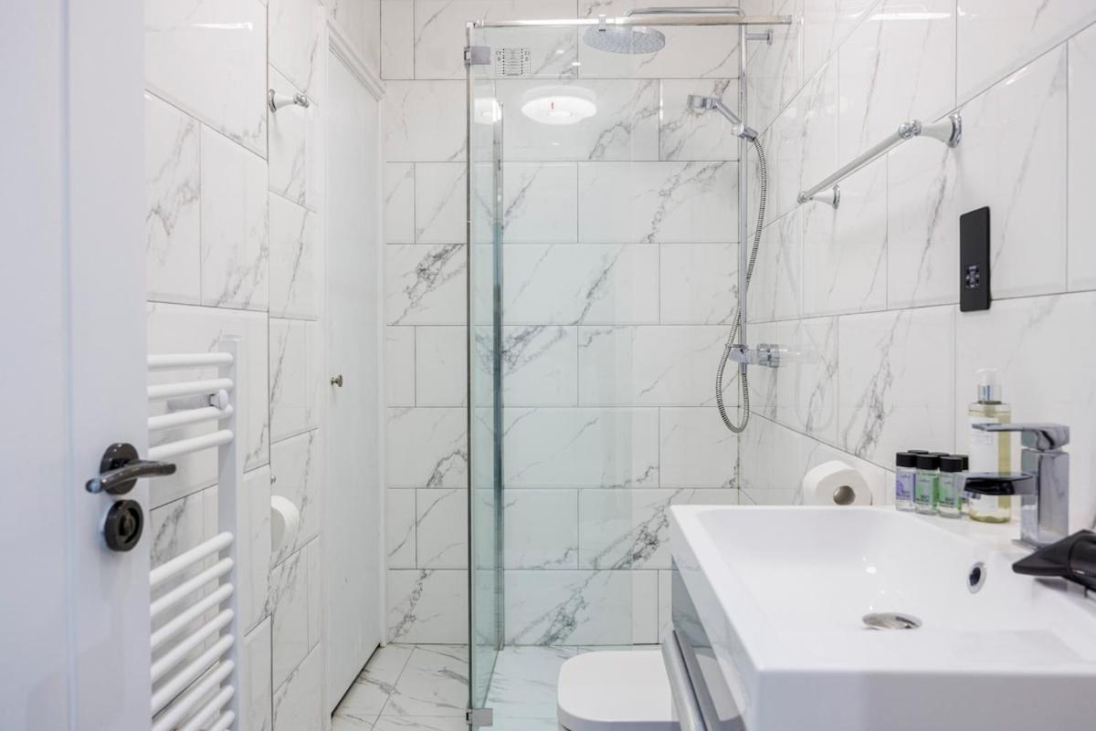 2 Bedroom Ground Floor In East Dulwich , Leisure , Ideal For Long Weekly & Monthly Offers *