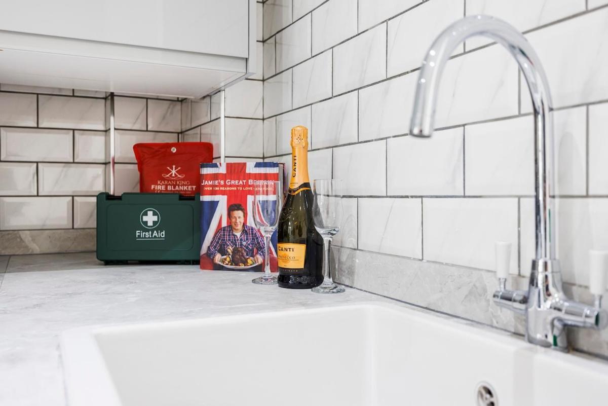 2 Bedroom Ground Floor In East Dulwich , Leisure , Ideal For Long Weekly & Monthly Offers *