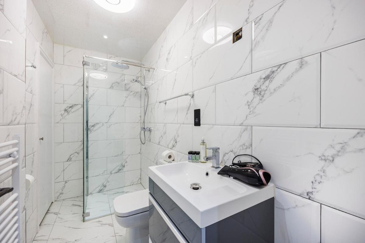 2 Bedroom Ground Floor In East Dulwich , Leisure , Ideal For Long Weekly & Monthly Offers London