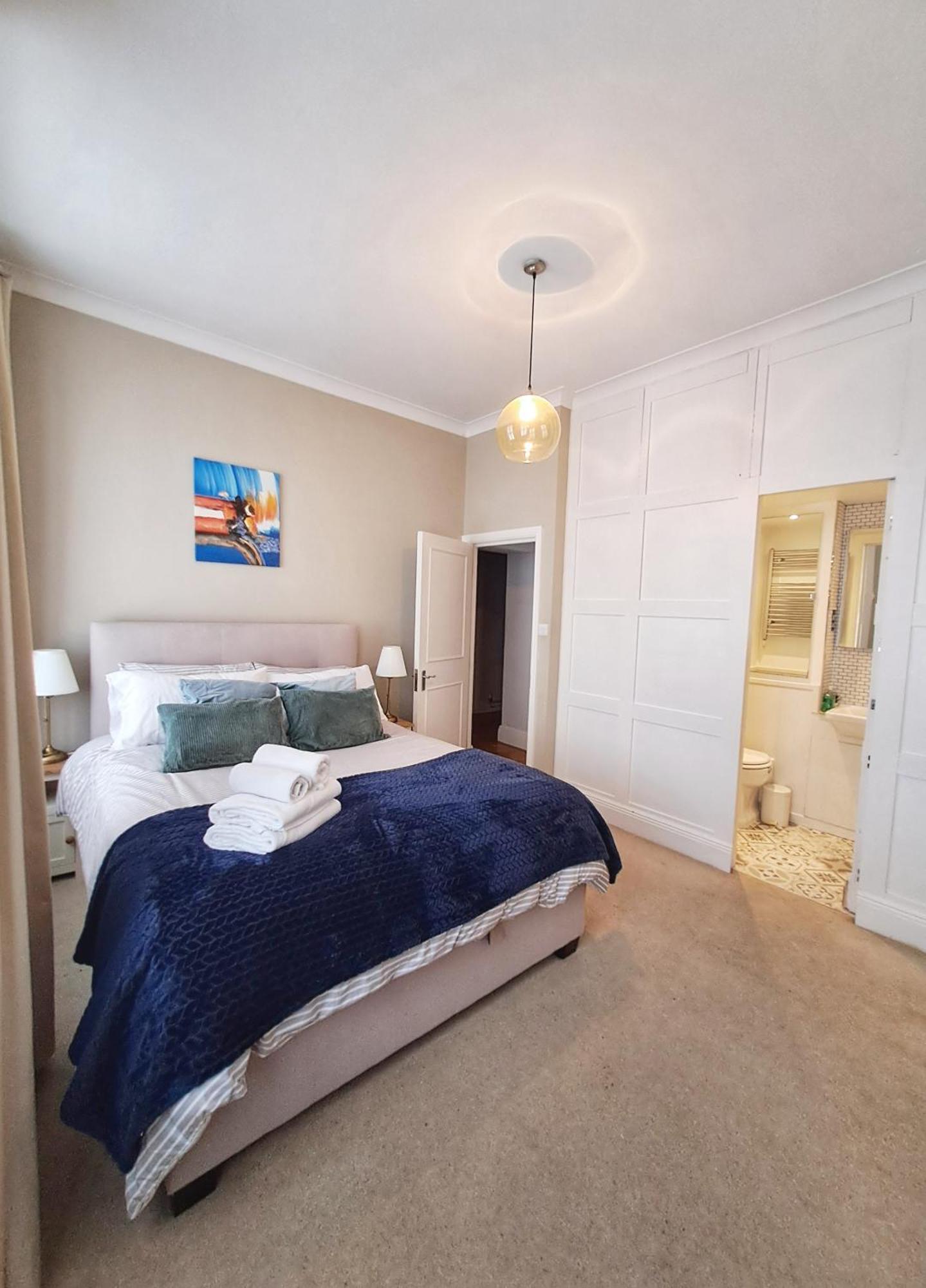 Apartment New Luxury 2 Bed 2 Bath Flat E14 *