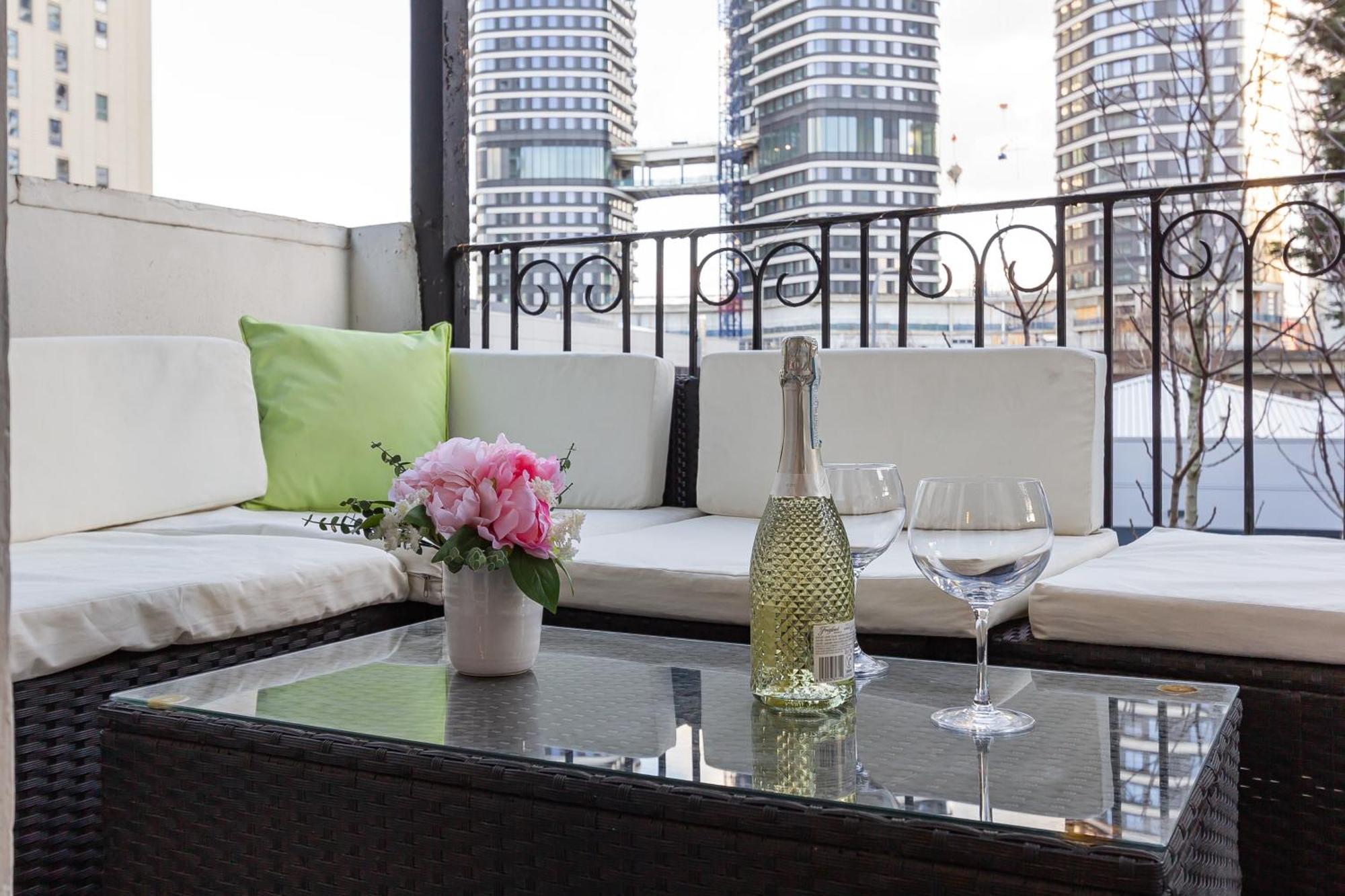 New Luxury 2 Bed 2 Bath Flat E14 Apartment
