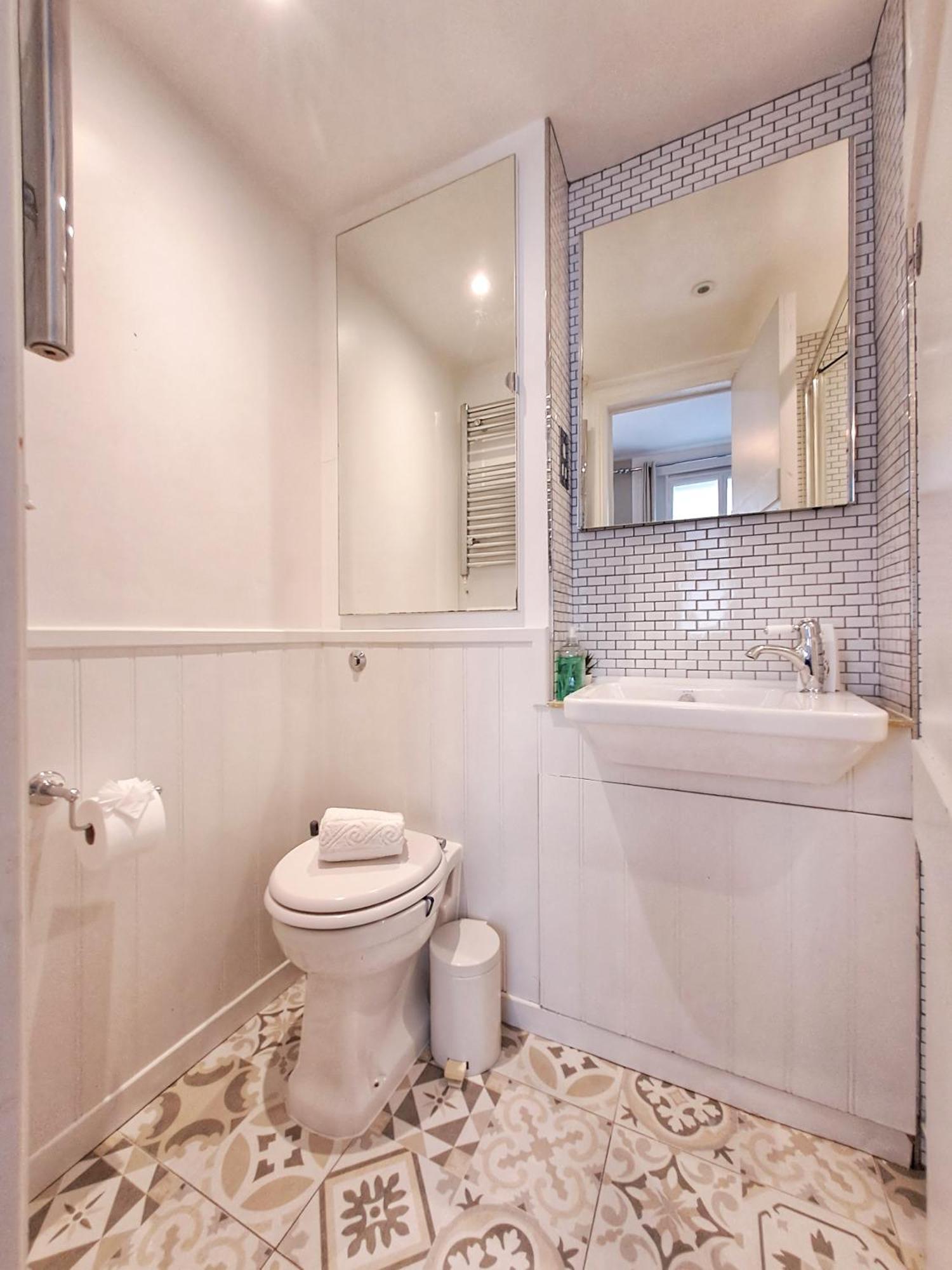 New Luxury 2 Bed 2 Bath Flat E14 *