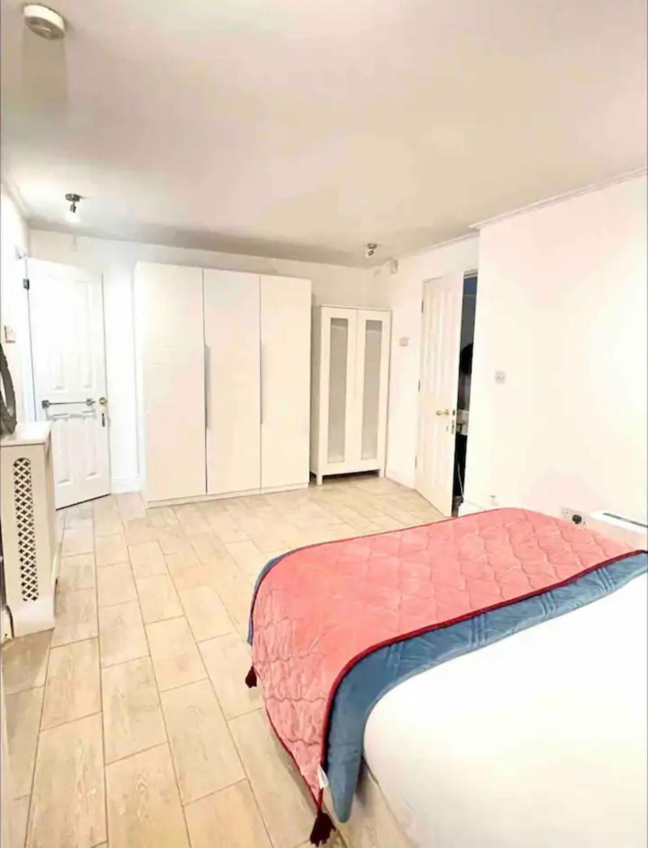 8 Beds House