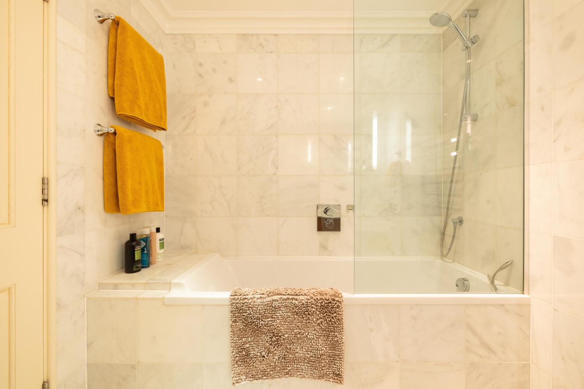 Large 4-bed 8-guests W Patio 1841 House Paddington Apartment London
