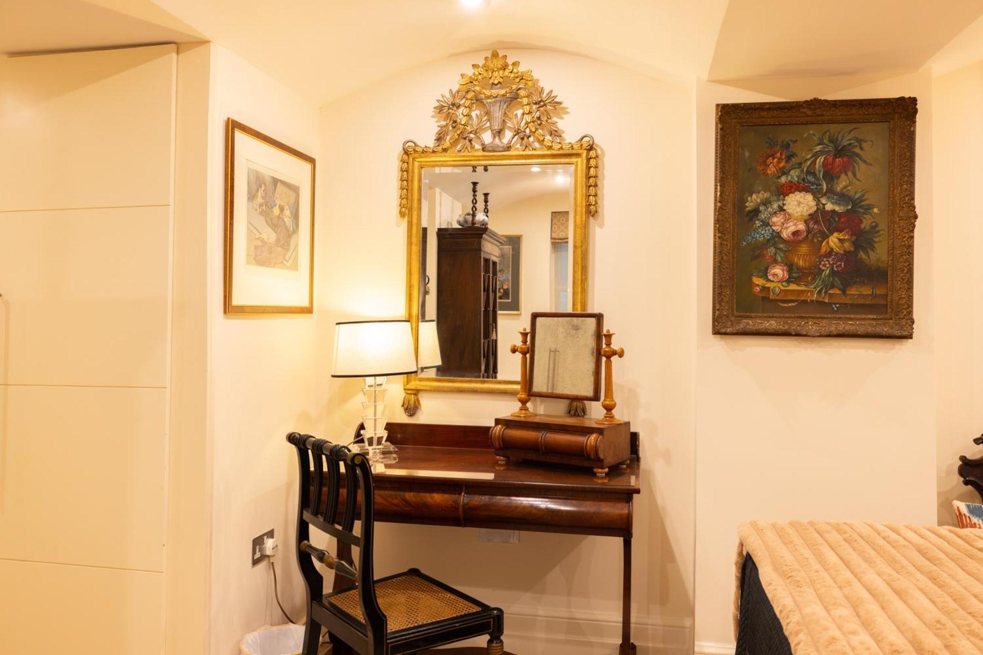 Large 4-bed 8-guests W Patio 1841 House Paddington Apartment London