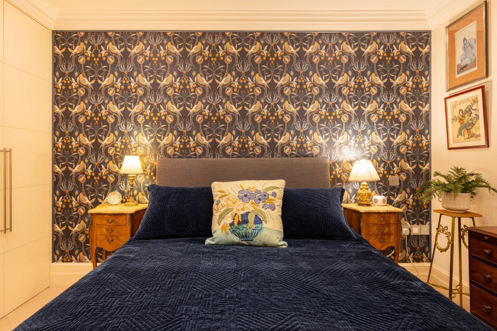 Large 4-bed 8-guests W Patio 1841 House Paddington Apartment London