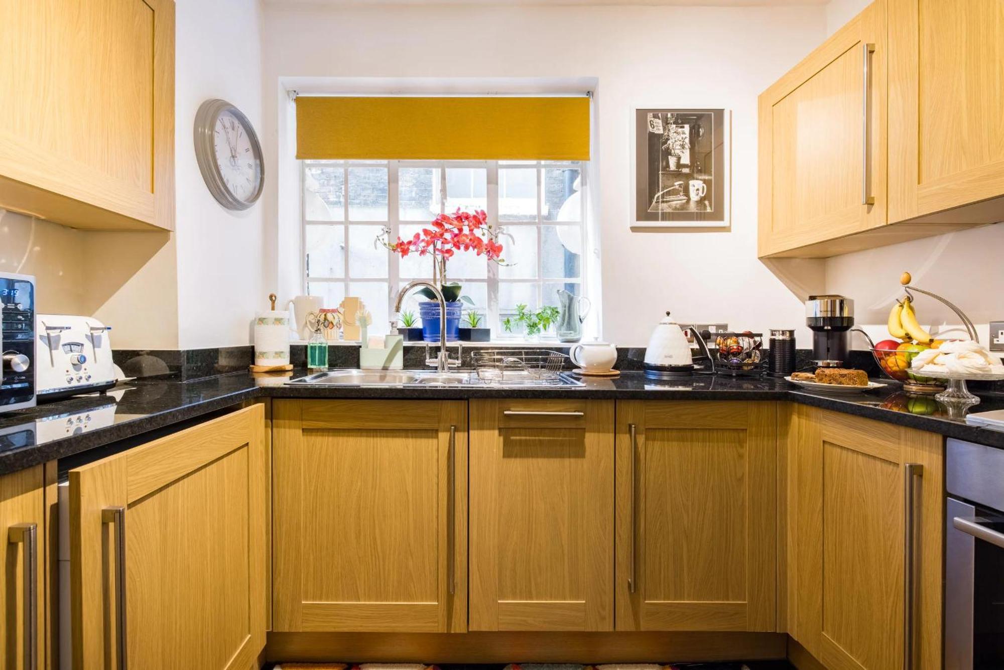 Mayfair 3-bed 5-guest Berkeley Square 1729 House * London