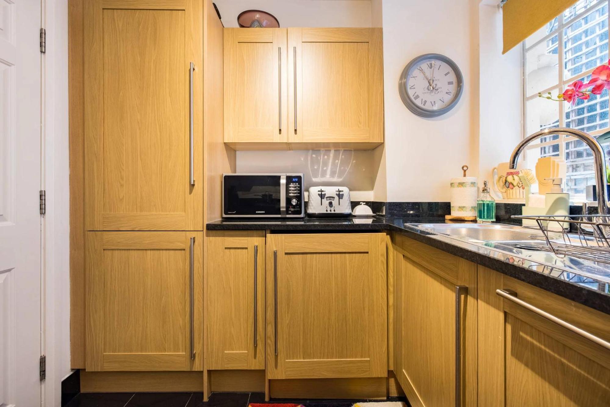 Mayfair 3-bed 5-guest Berkeley Square 1729 House *