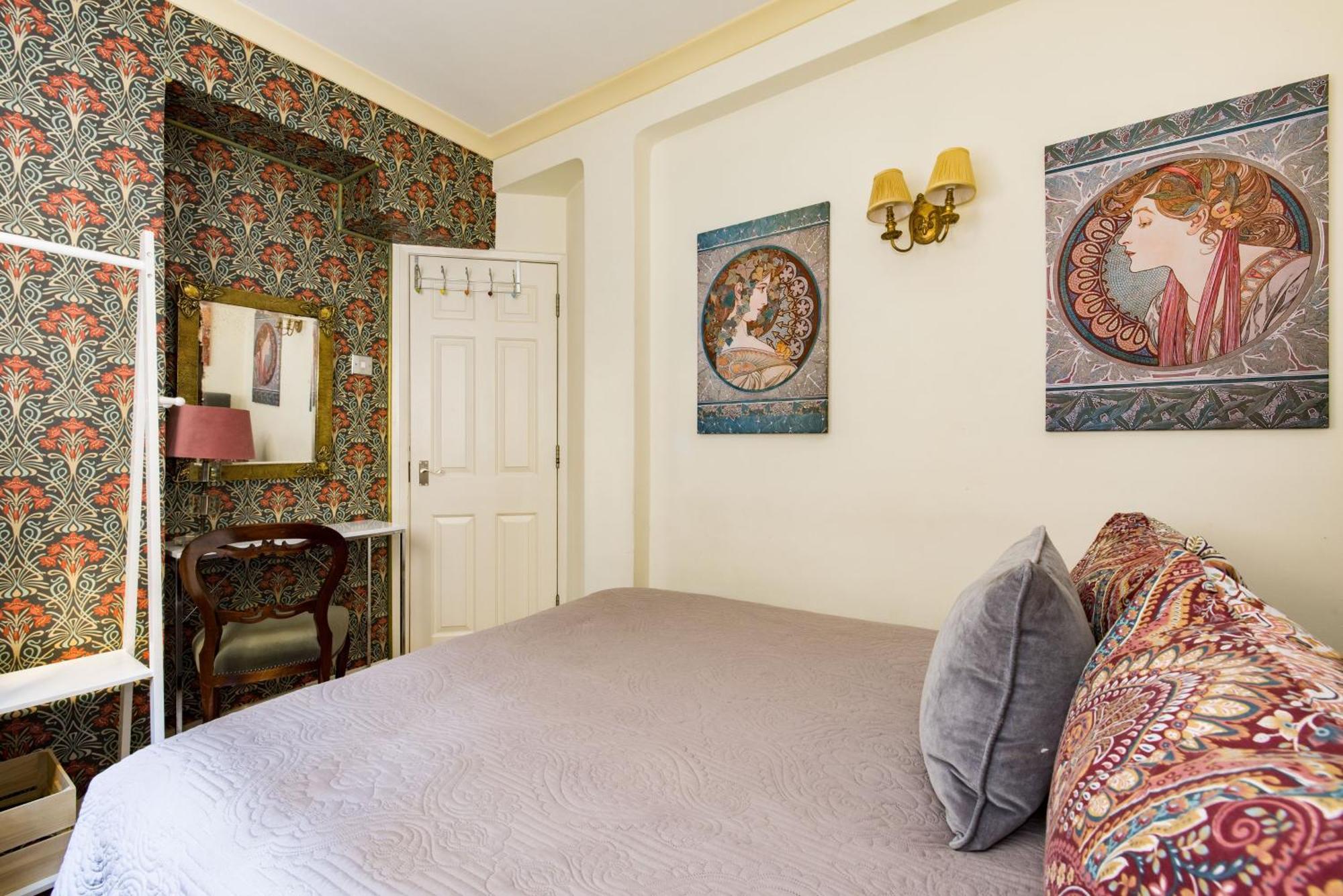 Mayfair 3-bed 5-guest Berkeley Square 1729 House * London