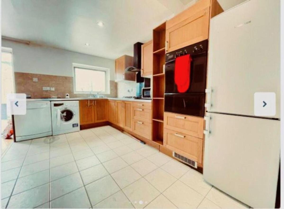 Modern 5-bed With Garden & Spectacular Views Holiday home London