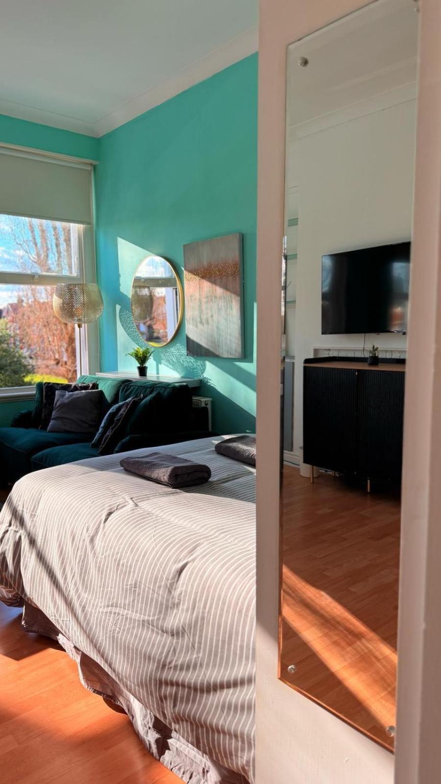 Large Flat Close To Tube Station Zone 2 London