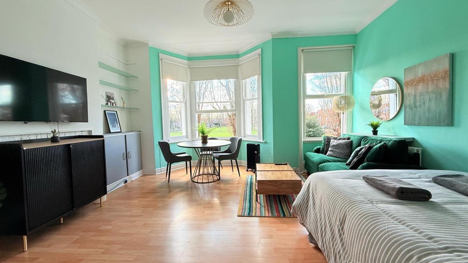 Large Flat Close To Tube Station Zone 2 Apartment