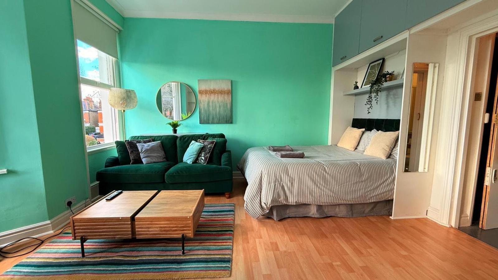 Large Flat Close To Tube Station Zone 2 Apartment London