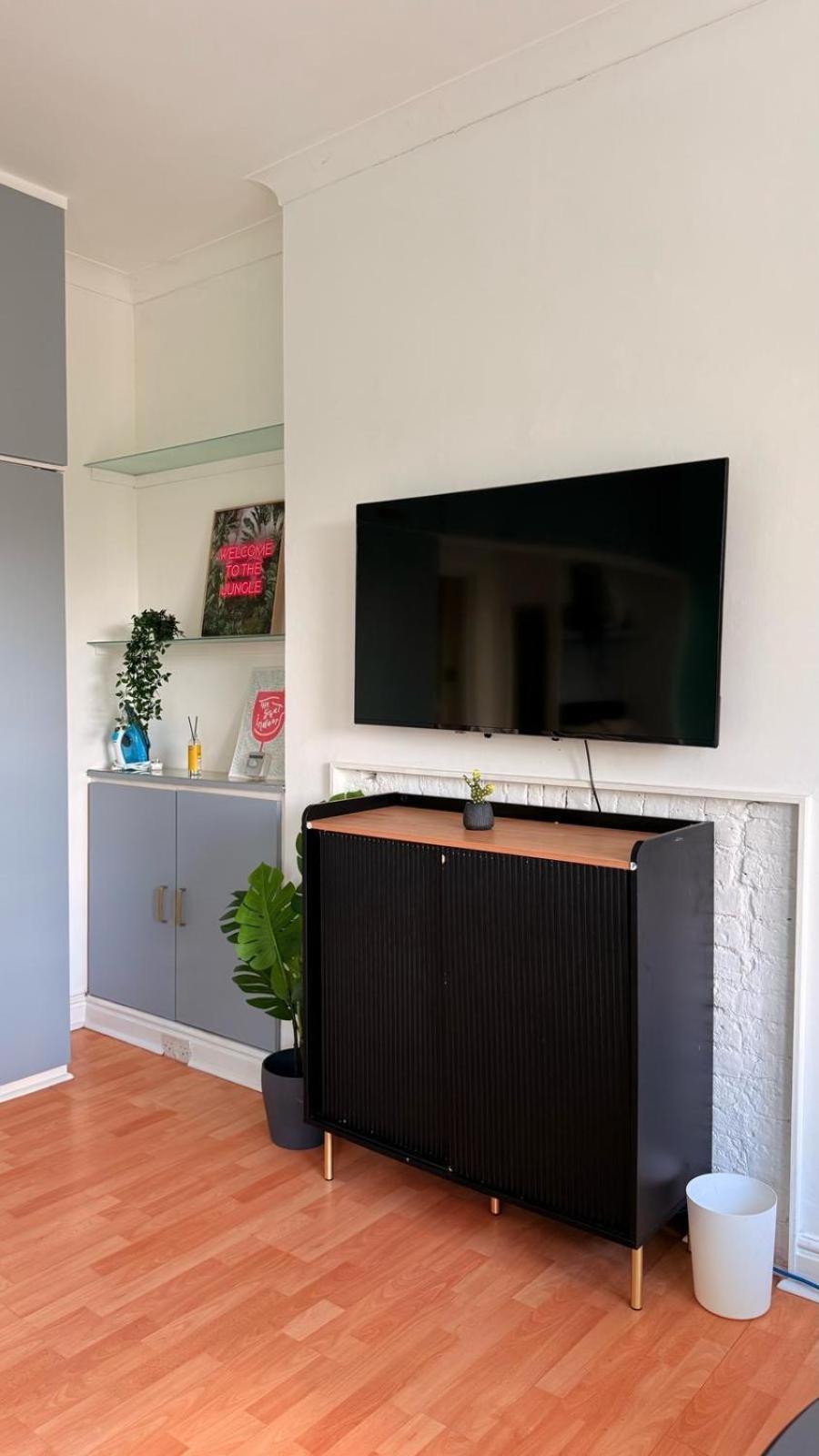 Large Flat Close To Tube Station Zone 2 Apartment