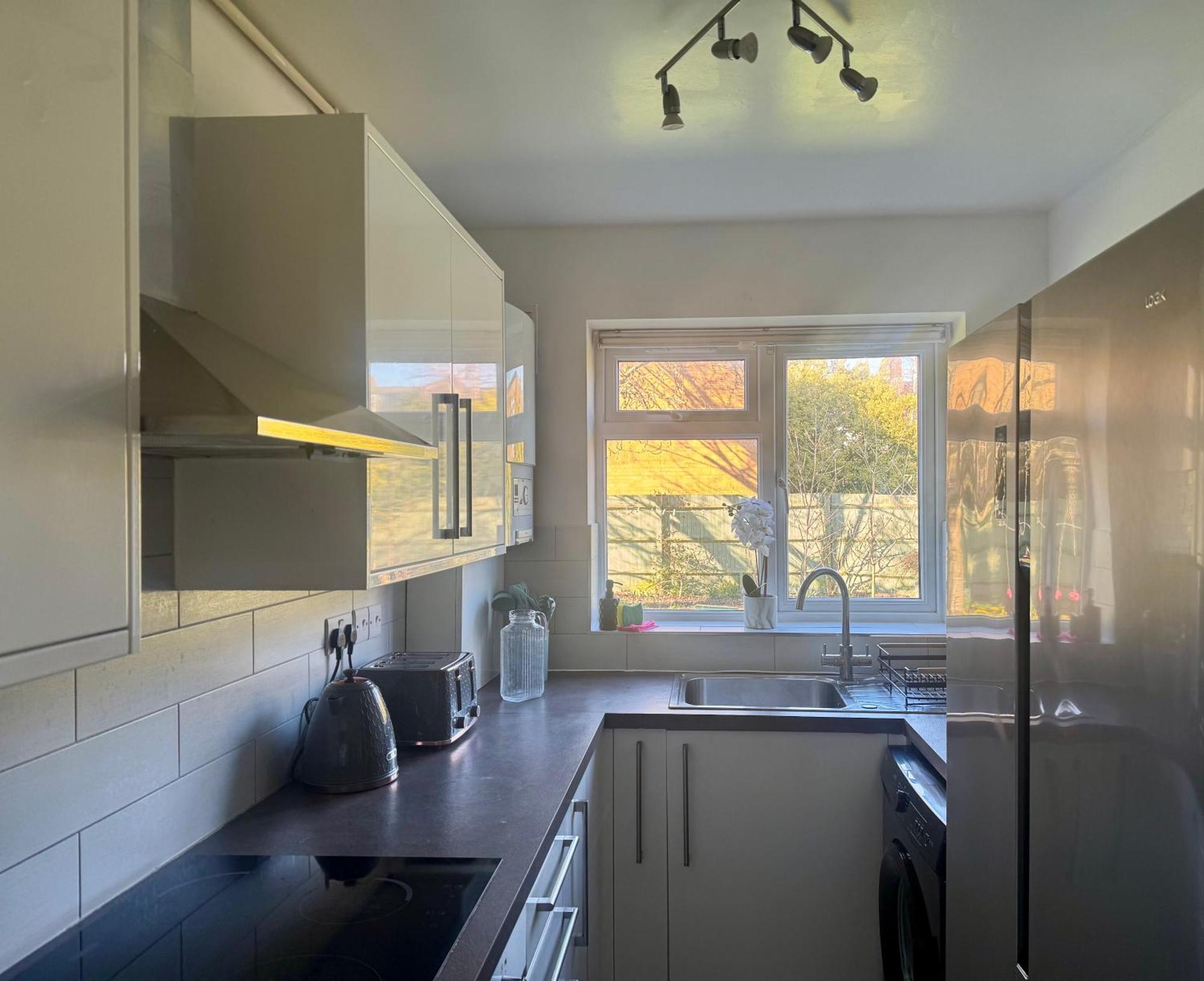 Serene 2 Bedroom Flat Free Off-street Parking Large Suv Close To Tube Apartment London