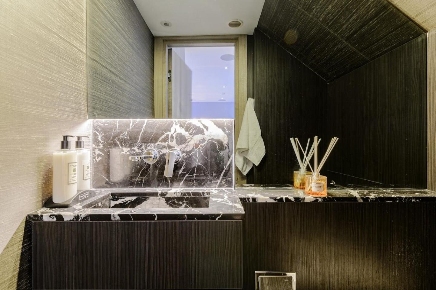 Award Winning Interior Designed Luxurious Mews In Knightsbridge Ferienhaus *