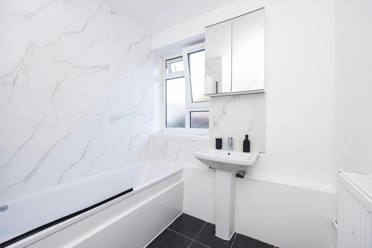 Chic 2 Bedroom Flat Close To South Londons Attractions Apartment *