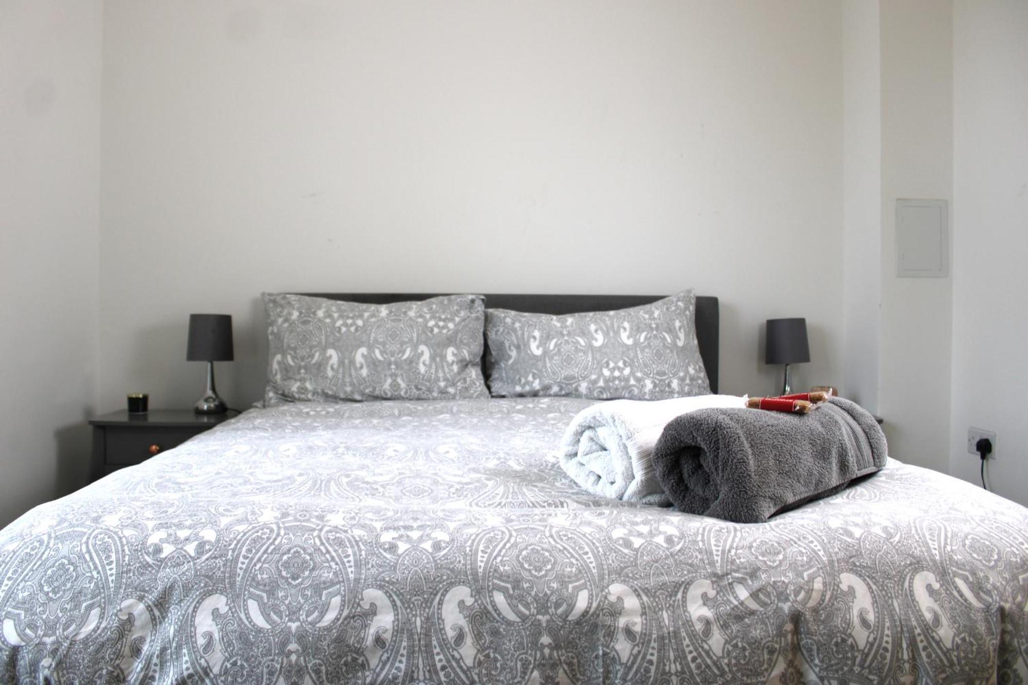 Apartment Brixtons Stylish Cove With Balcony London