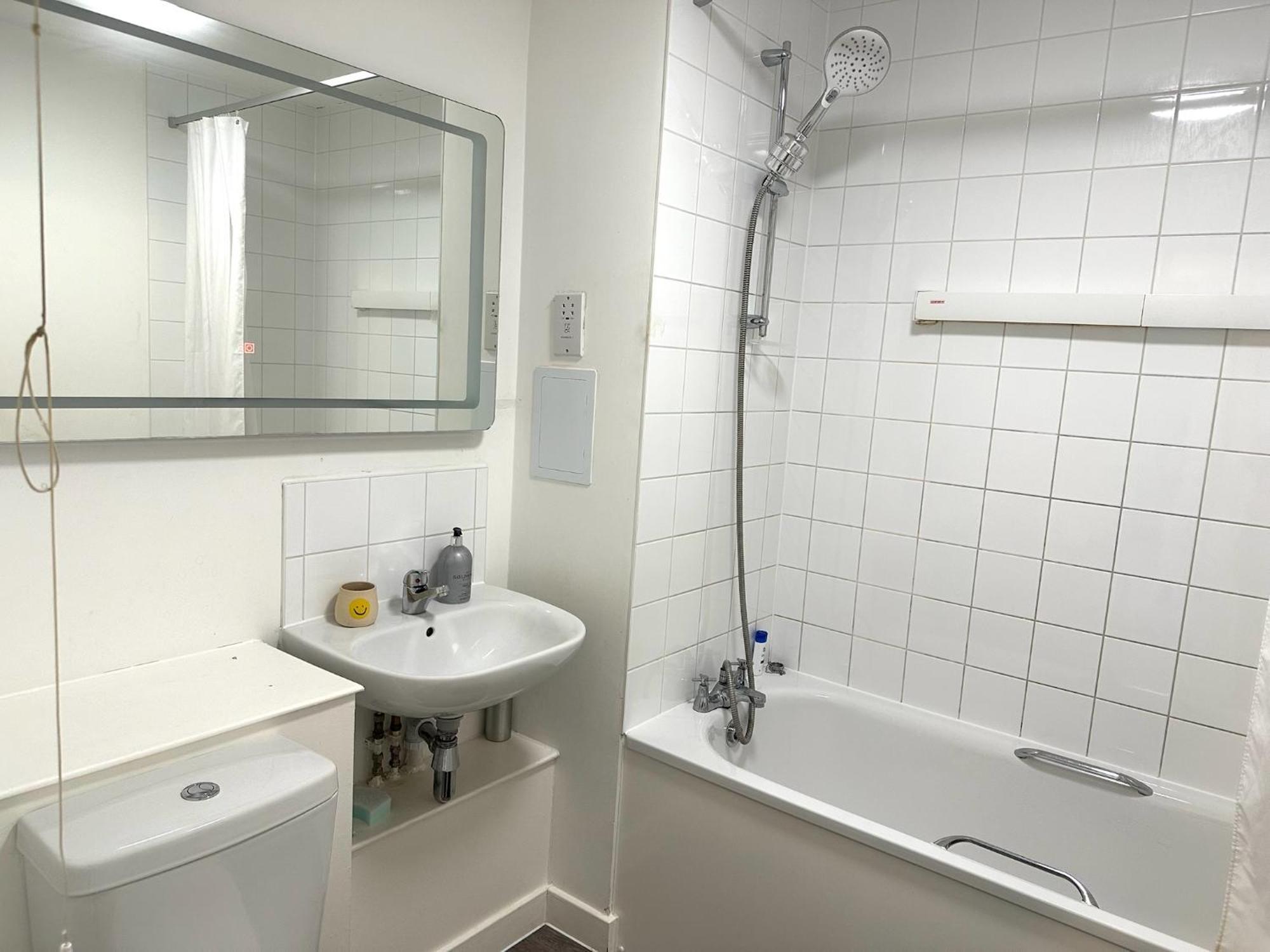 Brixtons Stylish Cove With Balcony * London