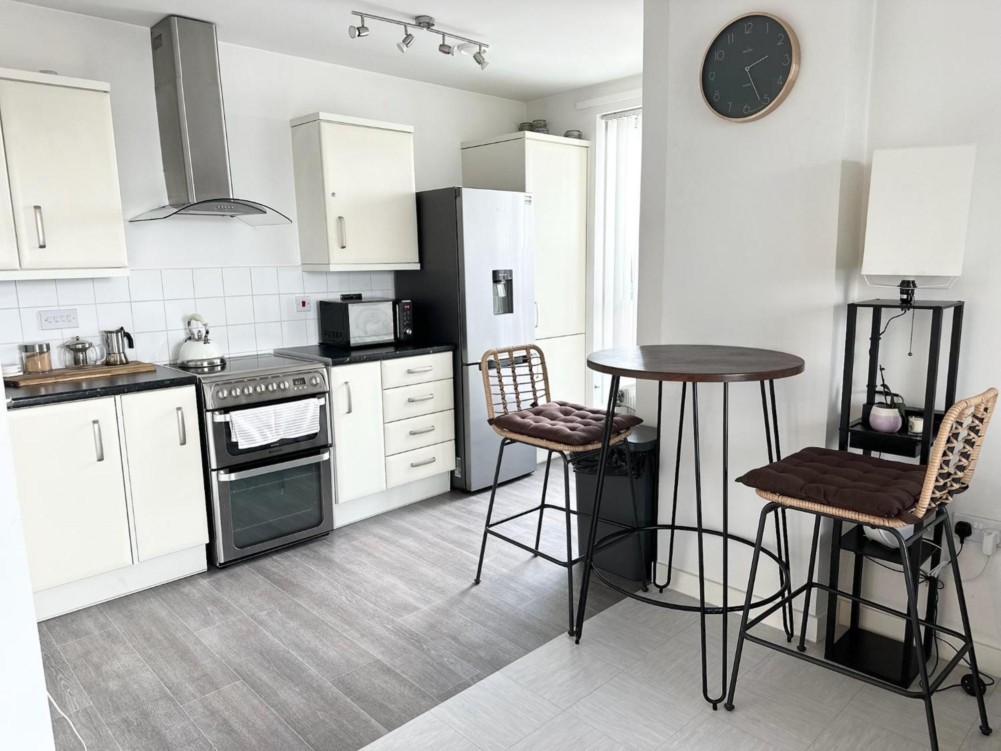 Brixtons Stylish Cove With Balcony London