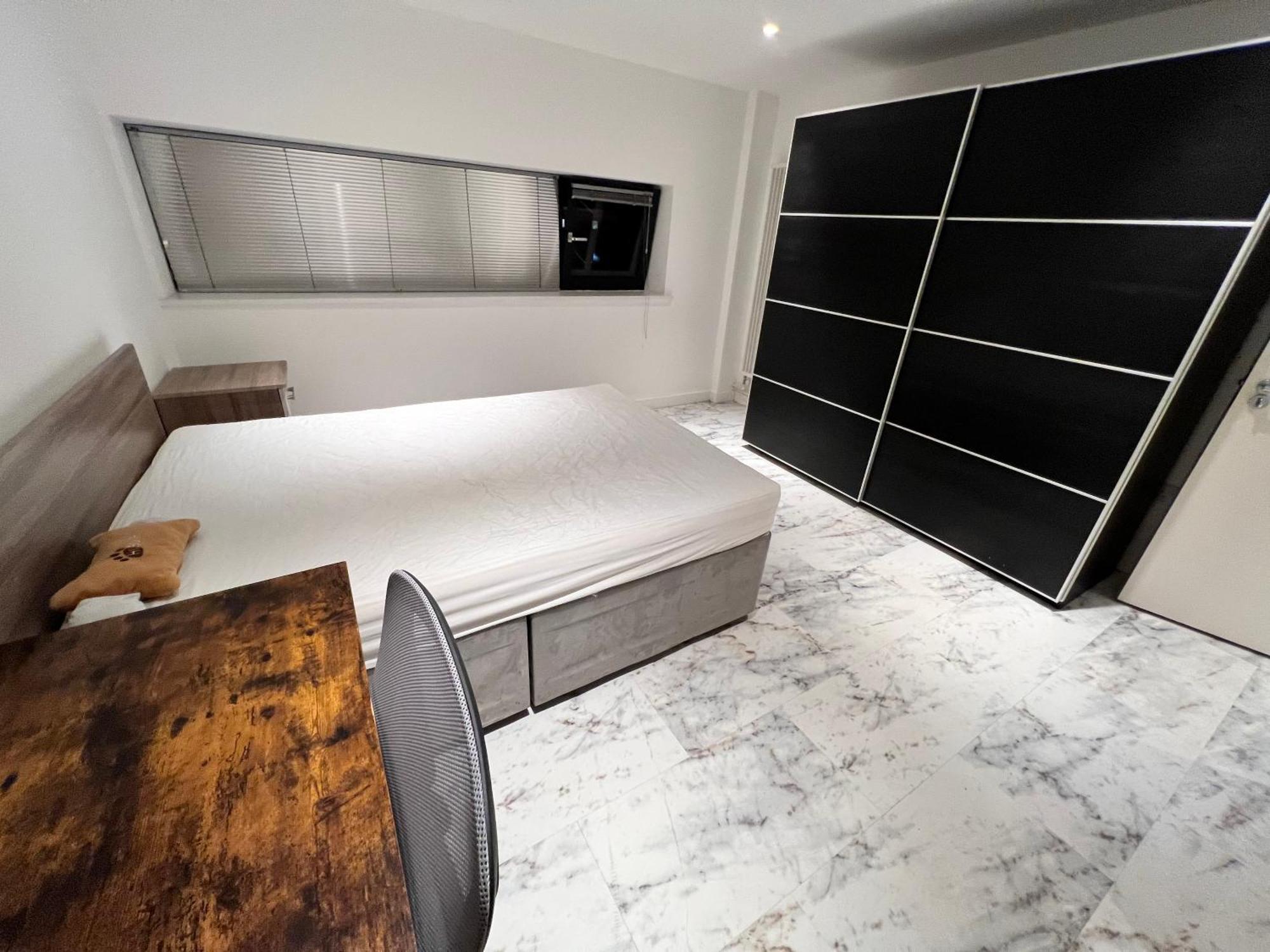 Deluxe Entire With 2x Bedrooms, 2x Bathrooms And A Big Living In The Olympic Park And Westfield At Stratford Aparthotel London