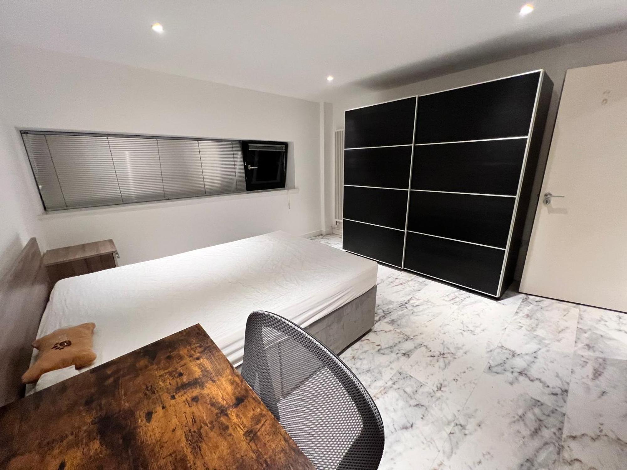 Deluxe Entire With 2x Bedrooms, 2x Bathrooms And A Big Living In The Olympic Park And Westfield At Stratford *