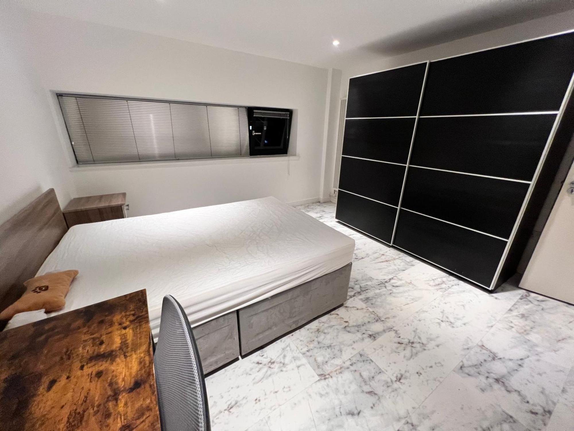 Deluxe Entire With 2x Bedrooms, 2x Bathrooms And A Big Living In The Olympic Park And Westfield At Stratford Aparthotel *