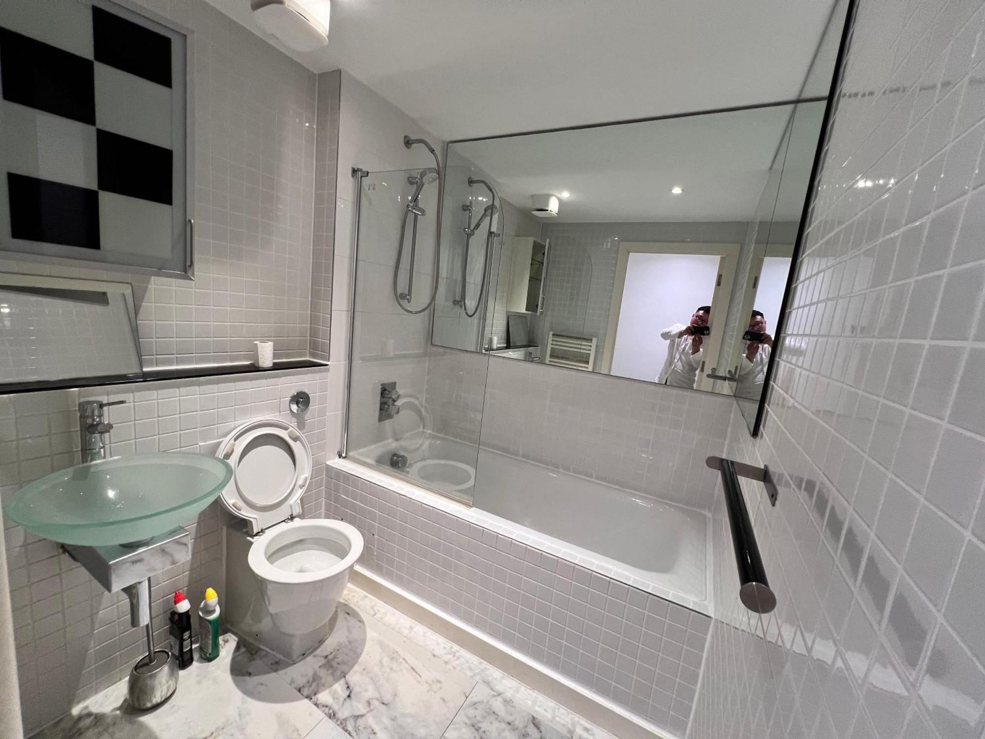 Aparthotel Deluxe Entire With 2x Bedrooms, 2x Bathrooms And A Big Living In The Olympic Park And Westfield At Stratford *