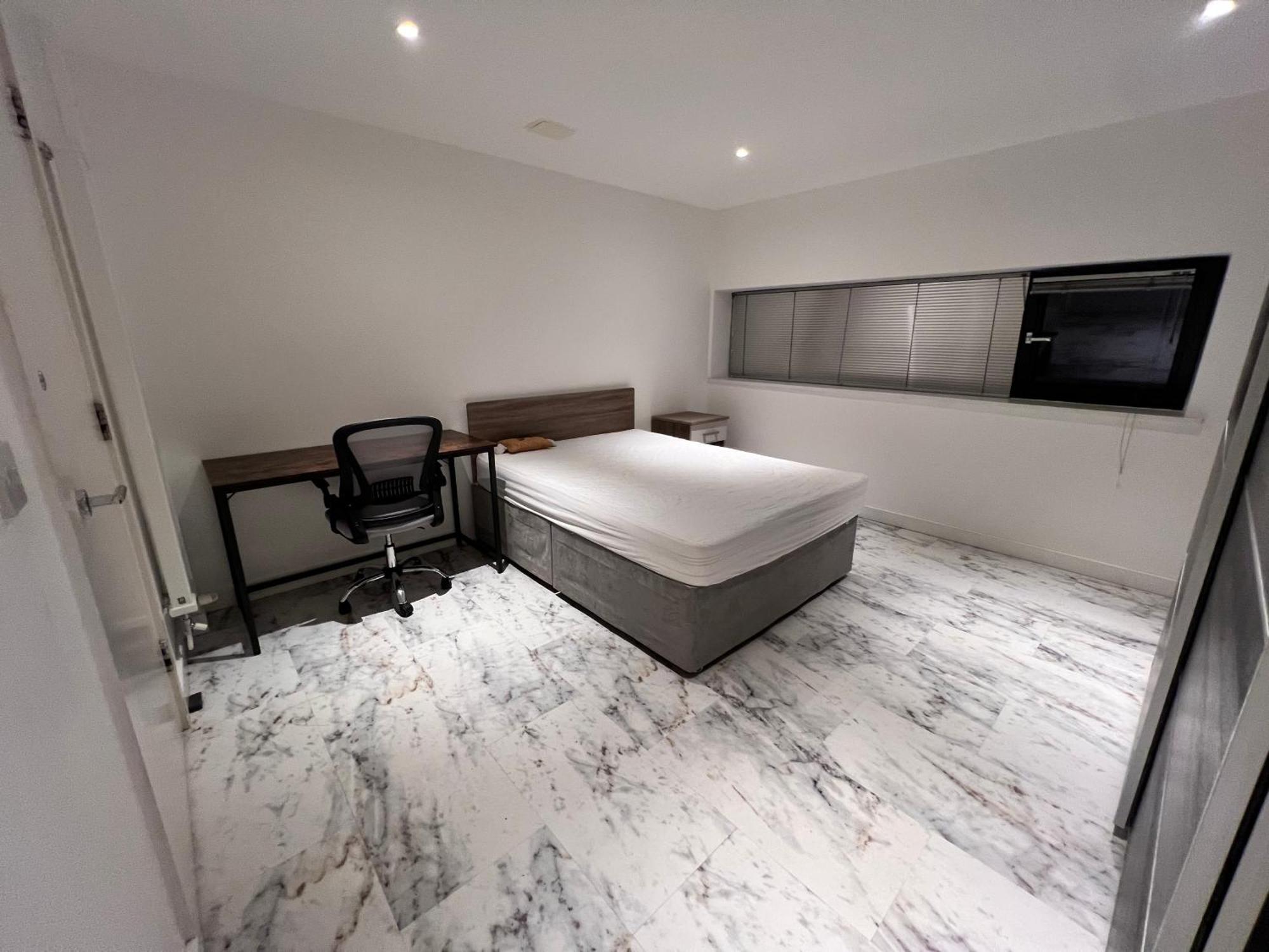 Deluxe Entire With 2x Bedrooms, 2x Bathrooms And A Big Living In The Olympic Park And Westfield At Stratford London