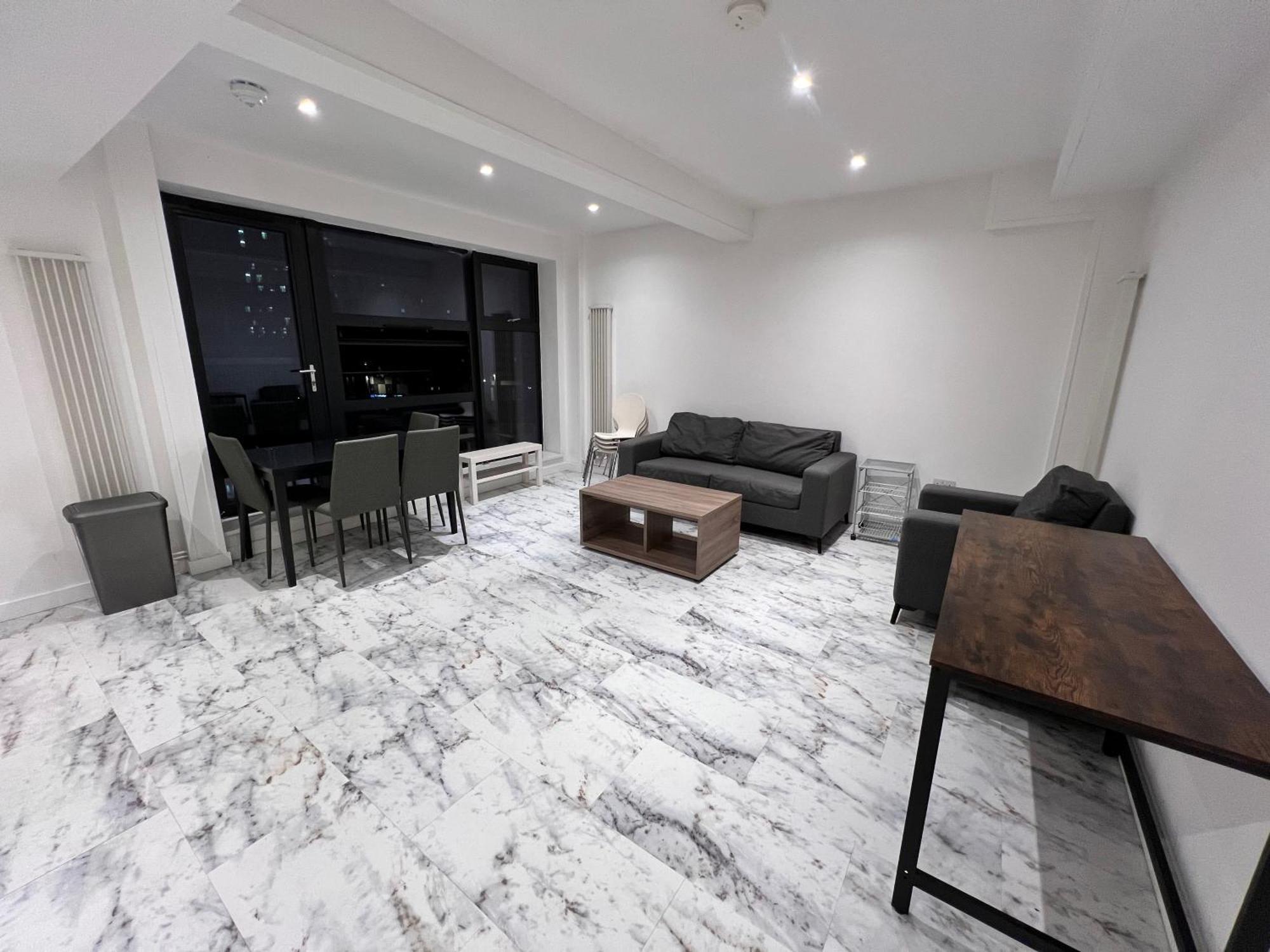 Deluxe Entire With 2x Bedrooms, 2x Bathrooms And A Big Living In The Olympic Park And Westfield At Stratford Aparthotel *
