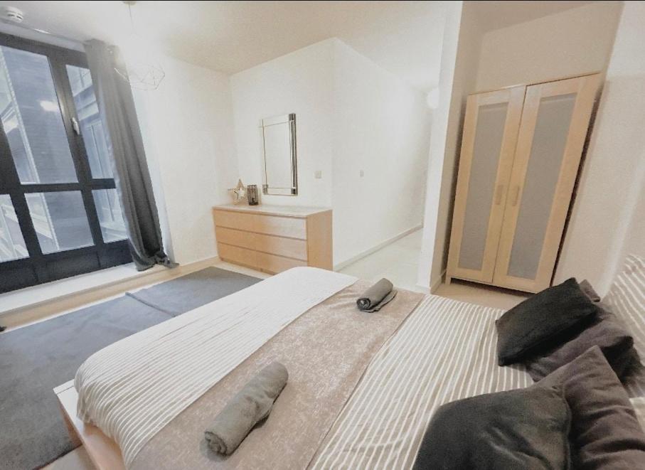 O2 & Excel Zone 2 Sleeps 6 Apartment London