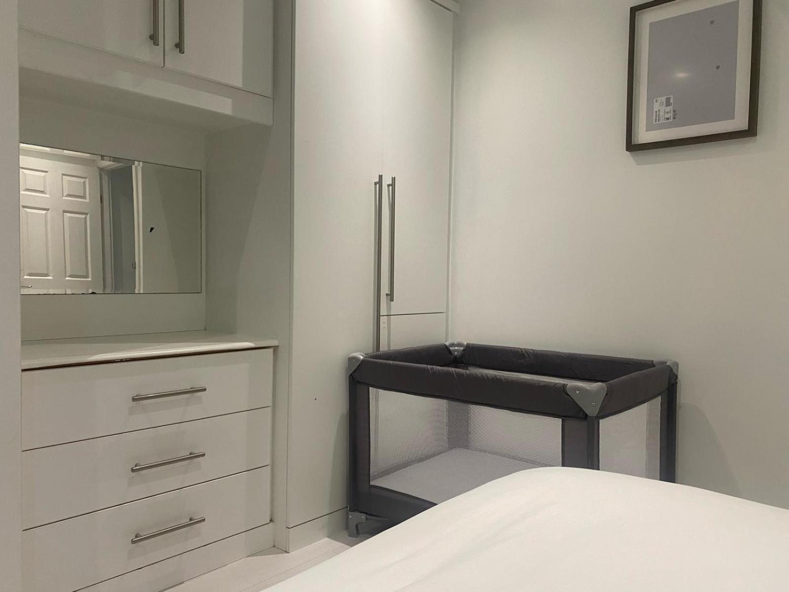 Modern, Cozy 3-bed House In Perfect For Families, Contractors And Groups! Leilighet London