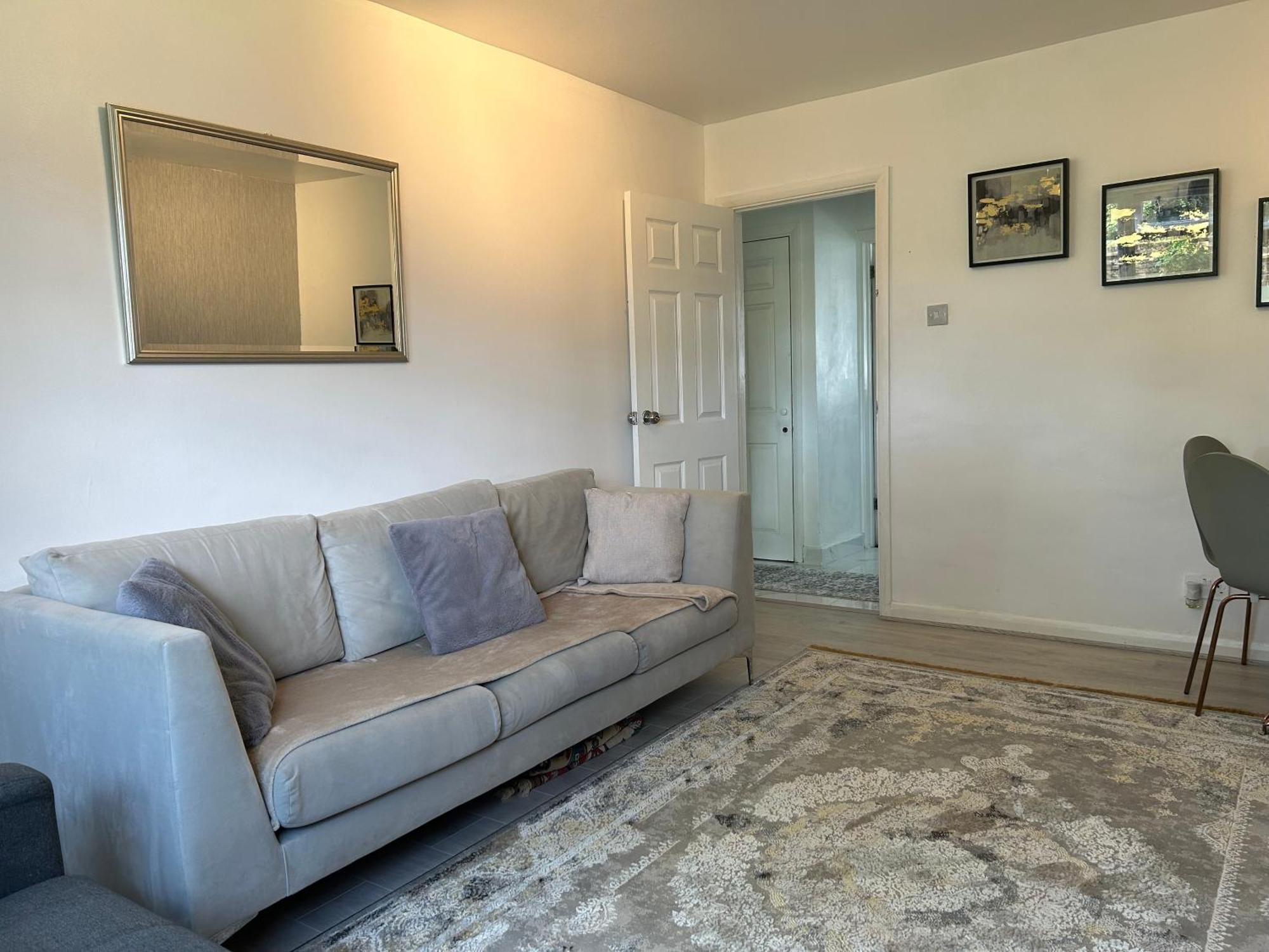 One Bedroom Flat In Chiswick W4 *