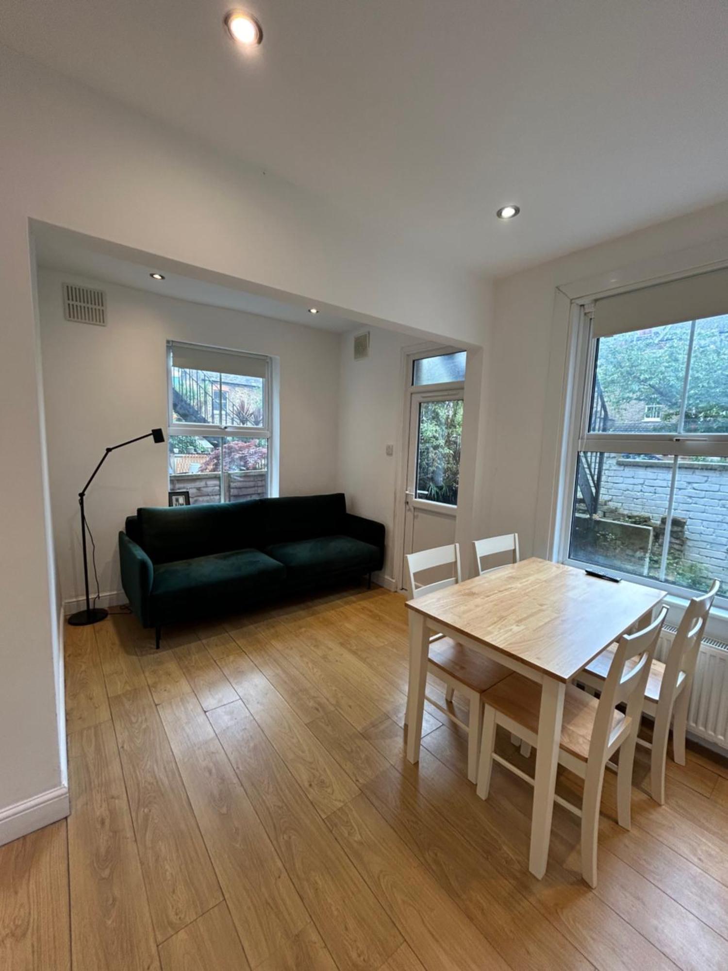 Spacious Battersea And *