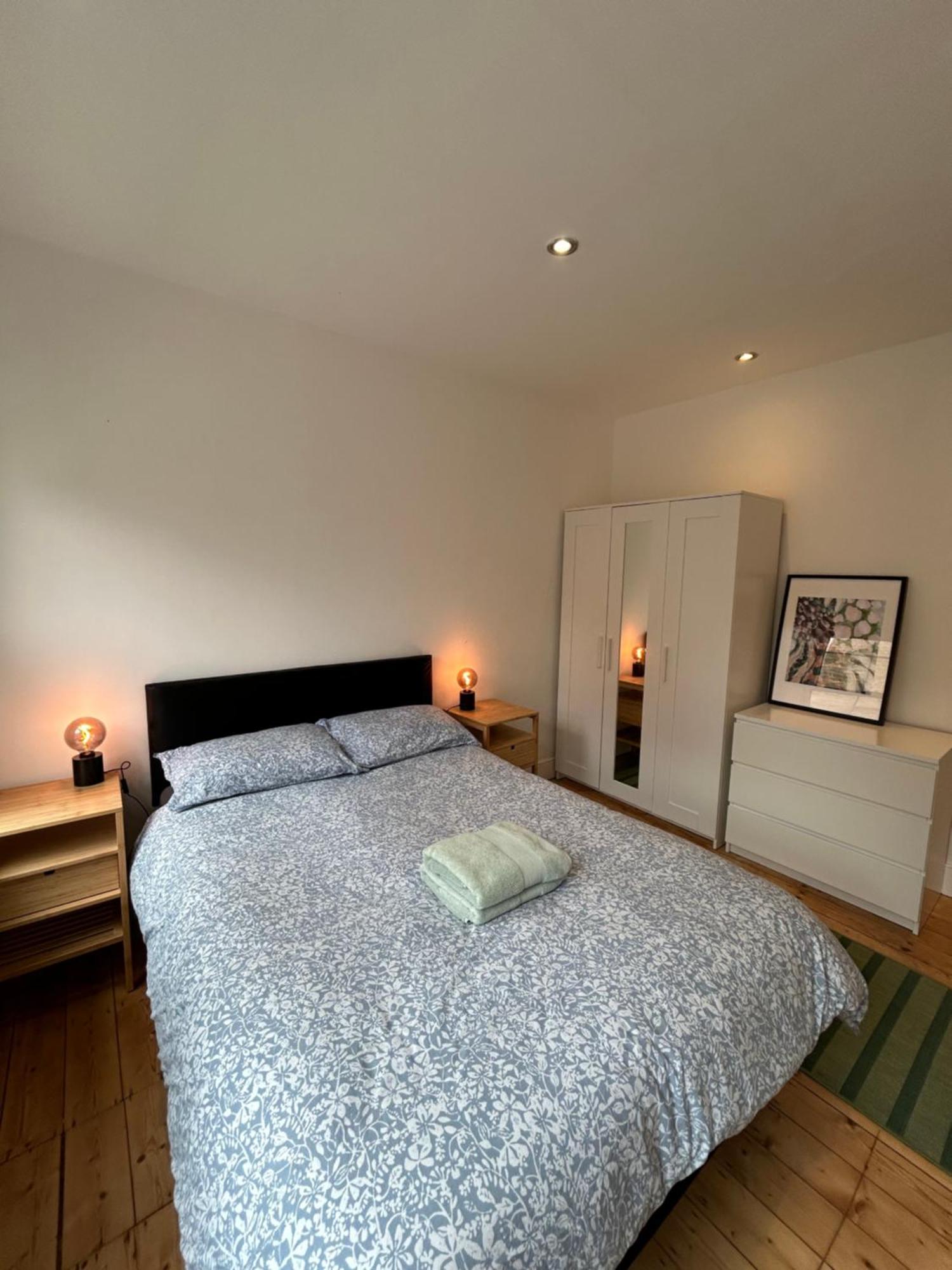 Spacious Battersea And *